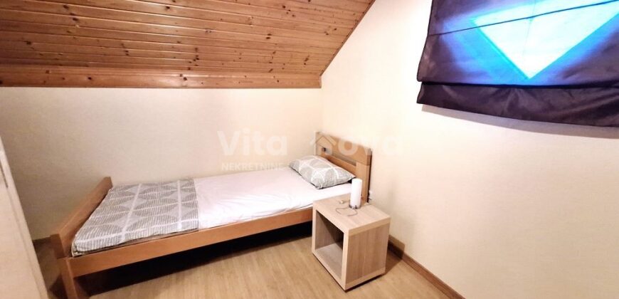 PRIVLAKA, ODLIČNA LOKACIJA! 80 m OD MORA!