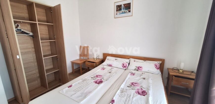 PRIVLAKA, ODLIČNA LOKACIJA! 80 m OD MORA!