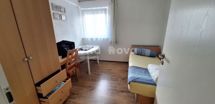 PRIVLAKA, ODLIČNA LOKACIJA! 80 m OD MORA!