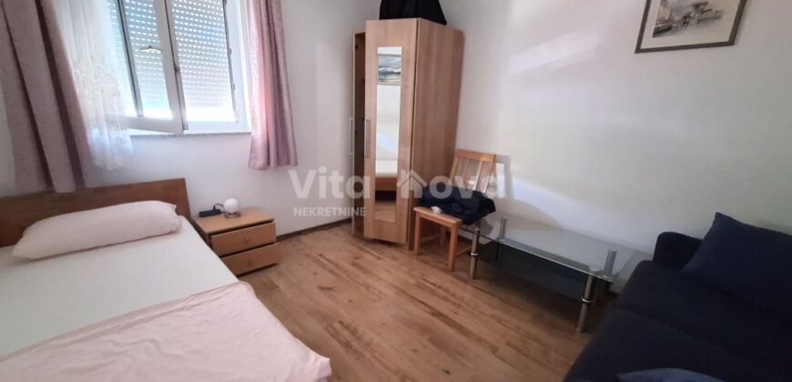 PRIVLAKA, ODLIČNA LOKACIJA! 80 m OD MORA!