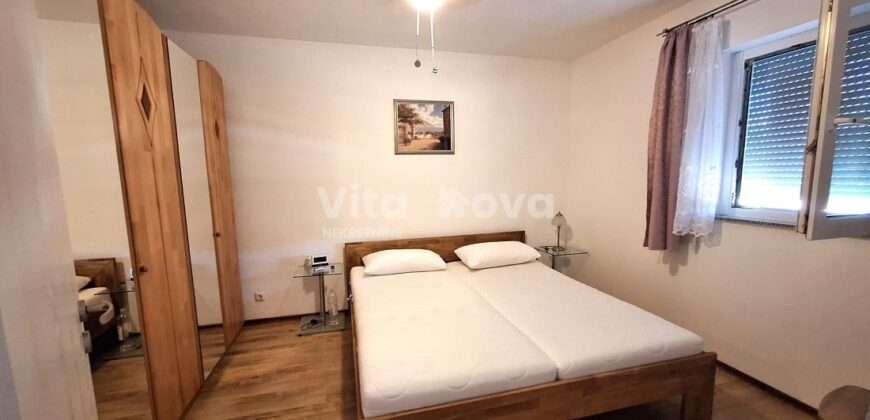 PRIVLAKA, ODLIČNA LOKACIJA! 80 m OD MORA!