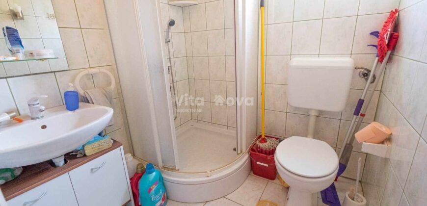 GORNJI KARIN, SNIŽENO! KUĆA S TRI STAMBENE JEDINICE, 180 m OD MORA