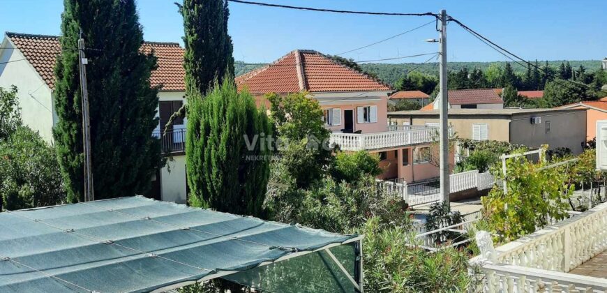 GORNJI KARIN, SNIŽENO! KUĆA S TRI STAMBENE JEDINICE, 180 m OD MORA