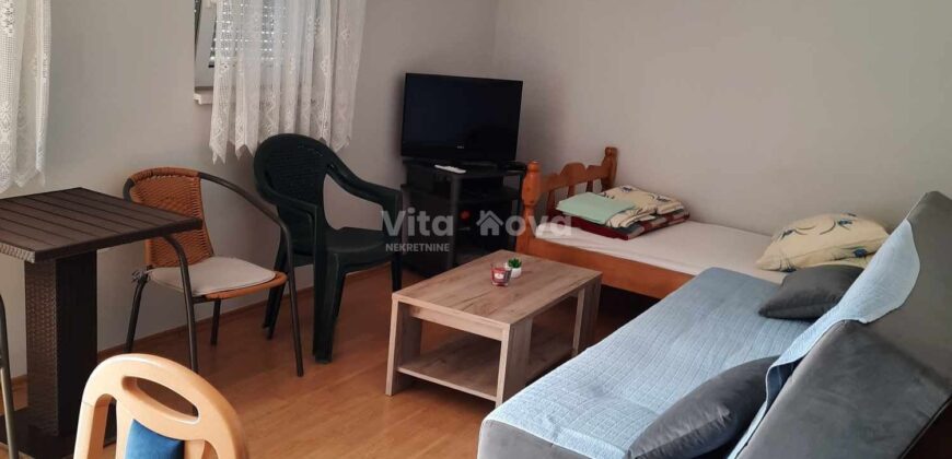 GORNJI KARIN, SNIŽENO! KUĆA S TRI STAMBENE JEDINICE, 180 m OD MORA