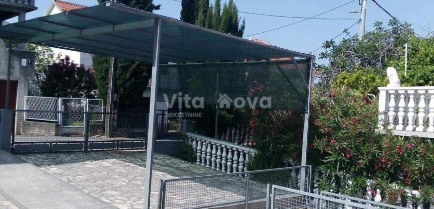 GORNJI KARIN, SNIŽENO! KUĆA S TRI STAMBENE JEDINICE, 180 m OD MORA