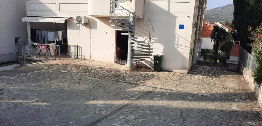 GORNJI KARIN, SNIŽENO! KUĆA S TRI STAMBENE JEDINICE, 180 m OD MORA