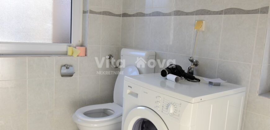 POLUOTOK, 85 m2, 3-SOBAN, PRILIKA!