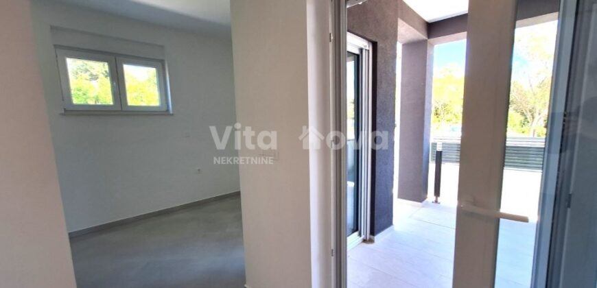 VIR, NOVOGRADNJA, 2 SP. SOBE, DVORIŠTE, MIRNI DIO!