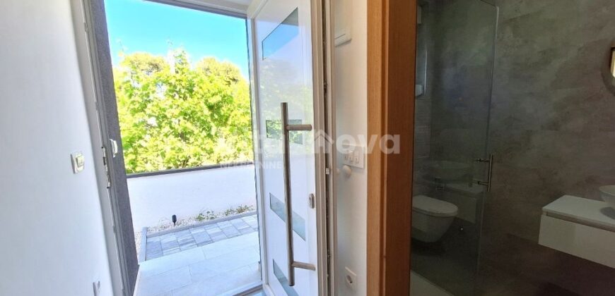 VIR, NOVOGRADNJA, 2 SP. SOBE, DVORIŠTE, MIRNI DIO!