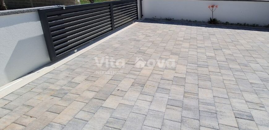 VIR, NOVOGRADNJA, 2 SP. SOBE, DVORIŠTE, MIRNI DIO!