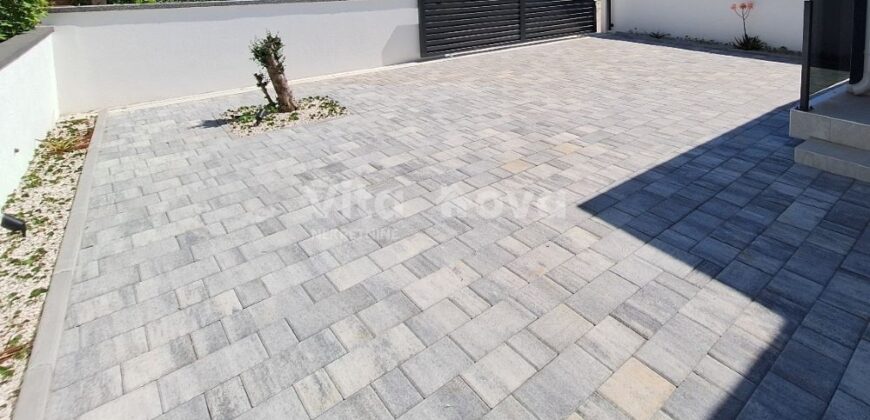 VIR, NOVOGRADNJA, 2 SP. SOBE, DVORIŠTE, MIRNI DIO!