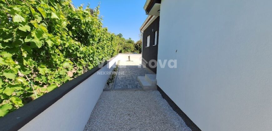 VIR, NOVOGRADNJA, 2 SP. SOBE, DVORIŠTE, MIRNI DIO!