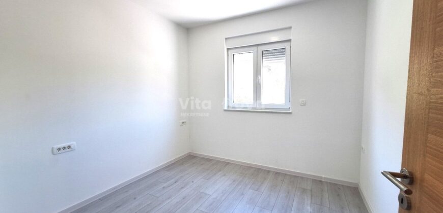 VIR, NOVOGRADNJA, 2 SP. SOBE, DVORIŠTE, MIRNI DIO!