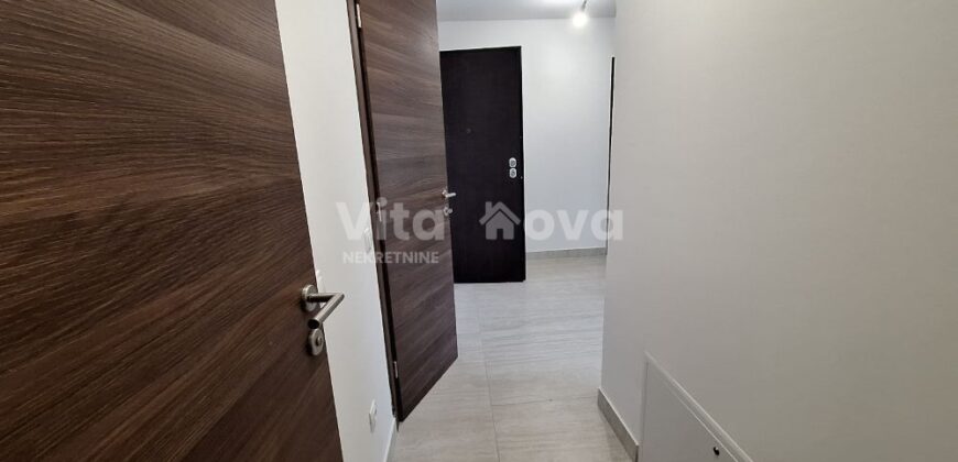 PRIVLAKA- NOVOGRADNJA, STAN S VRTOM, BLIZINA CENTRA!