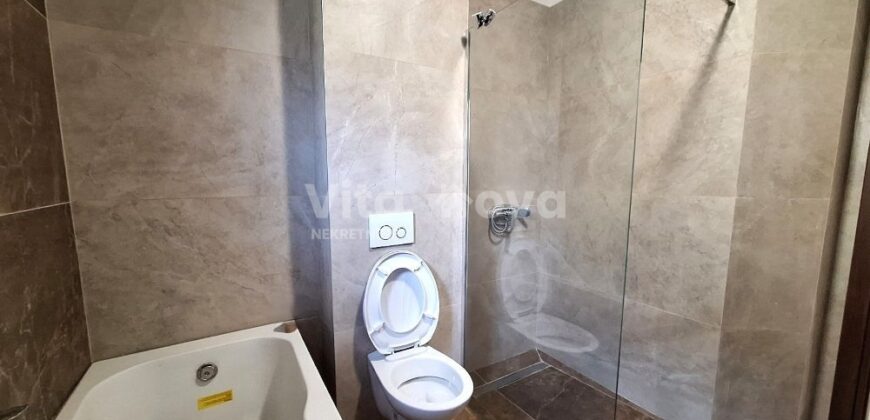 PRIVLAKA- NOVOGRADNJA, STAN S VRTOM, BLIZINA CENTRA!