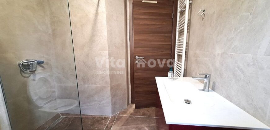 PRIVLAKA- NOVOGRADNJA, STAN S VRTOM, BLIZINA CENTRA!