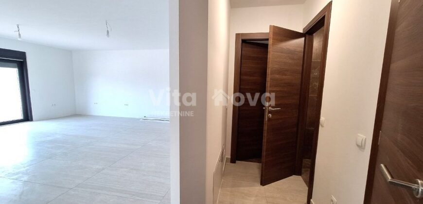 PRIVLAKA- NOVOGRADNJA, STAN S VRTOM, BLIZINA CENTRA!