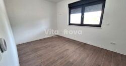 PRIVLAKA- NOVOGRADNJA, STAN S VRTOM, BLIZINA CENTRA!