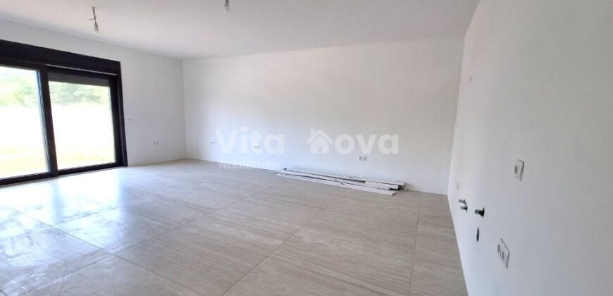 PRIVLAKA- NOVOGRADNJA, STAN S VRTOM, BLIZINA CENTRA!