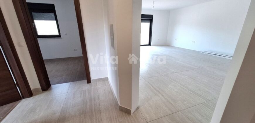 PRIVLAKA- NOVOGRADNJA, STAN S VRTOM, BLIZINA CENTRA!