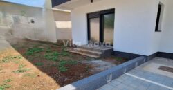 PRIVLAKA- NOVOGRADNJA, STAN S VRTOM, BLIZINA CENTRA!