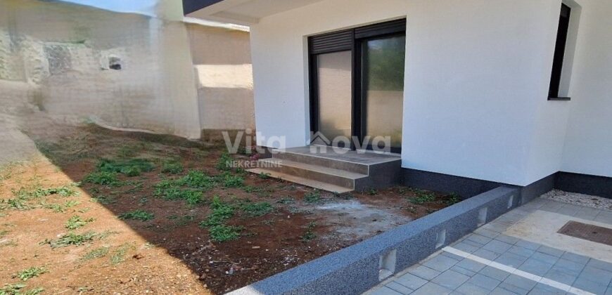 PRIVLAKA- NOVOGRADNJA, STAN S VRTOM, BLIZINA CENTRA!