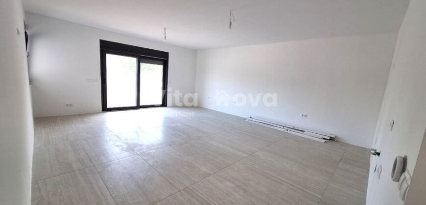 PRIVLAKA- NOVOGRADNJA, STAN S VRTOM, BLIZINA CENTRA!