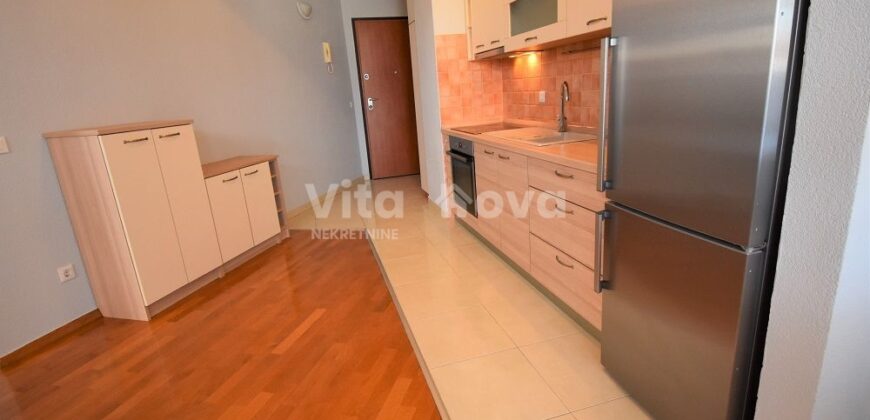 BLUE GARDEN, 2-SOBAN, POGLED NA MORE!