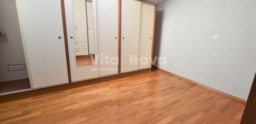 BLUE GARDEN, 2-SOBAN, POGLED NA MORE!