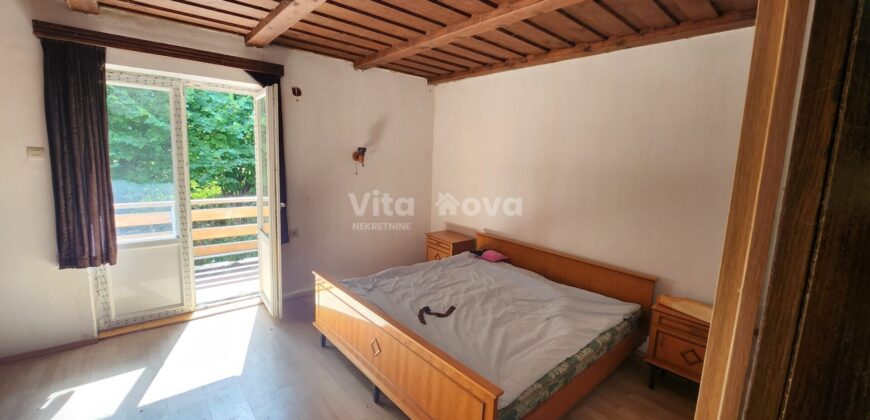 JEZERO, KUĆA S OKUĆNICOM