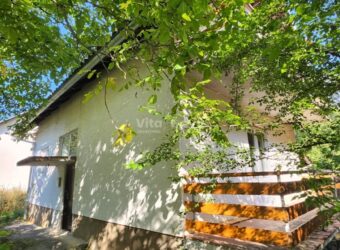 JEZERO, KUĆA S OKUĆNICOM