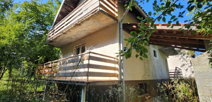 JEZERO, KUĆA S OKUĆNICOM