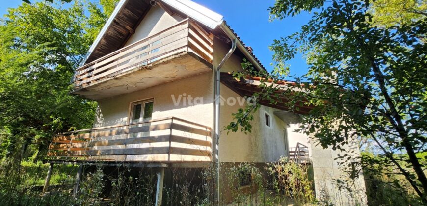 JEZERO, KUĆA S OKUĆNICOM