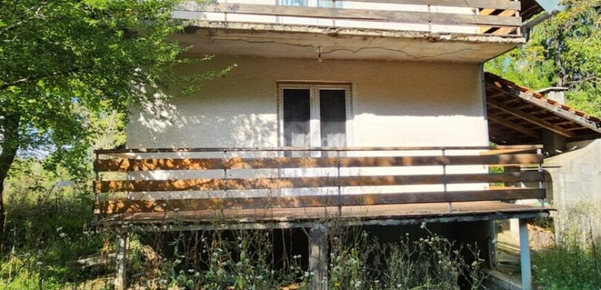 JEZERO, KUĆA S OKUĆNICOM