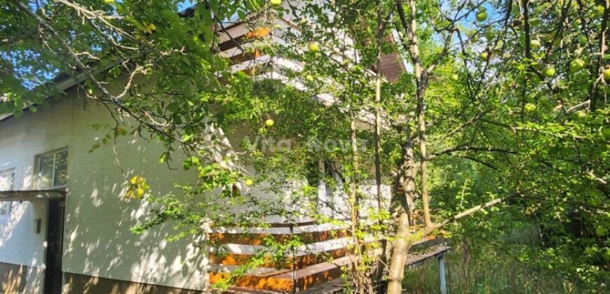 JEZERO, KUĆA S OKUĆNICOM