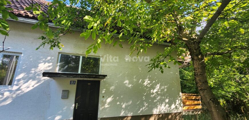 JEZERO, KUĆA S OKUĆNICOM