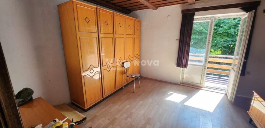 JEZERO, KUĆA S OKUĆNICOM